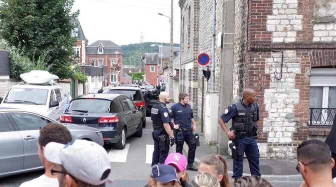 Polizisten sichern die Straße in der Nähe der Kirche.