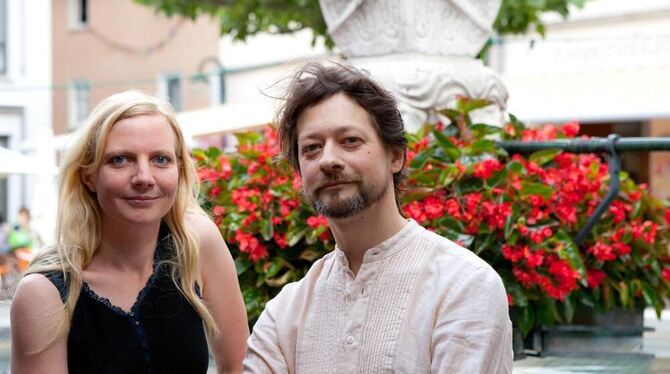 Carla Weingarten und Oliver Kube vor dem Brunnen am Gartentor. Beide sind noch bis zum 31. Juli beim Tonne-Sommertheater in Chri
