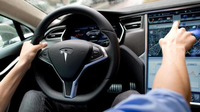 Cockpit eines Tesla Model S: In Deutschland hat sich die Skepsis gegenüber selbstfahrenden Autos nach dem tödlichen Unfall ei
