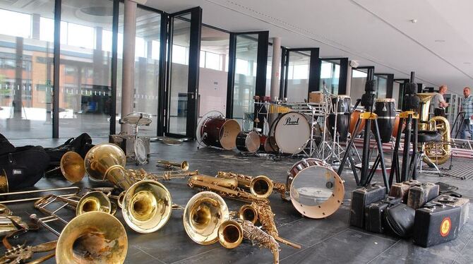 Die vom Hochwasser gezeichneten Instrumente der Ermstalmusikanten sind im Foyer der Schillerhalle zwischengelagert. FOTO: PFISTE