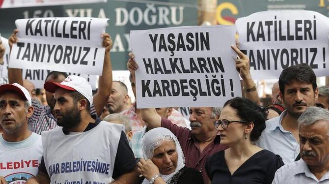 Demonstration gegen den Terroranschlag in der Türkei mit mehr als 50 Toten. Foto: Cem Turkel
