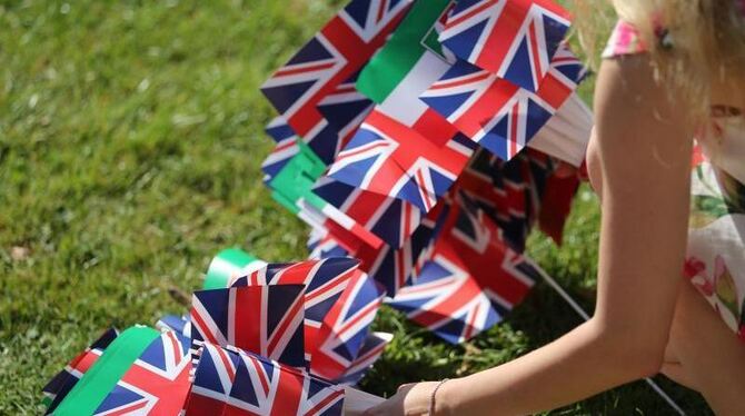 Britische Fahnen zur Begrüßung von Prinz William. Foto: Ina Fassbender