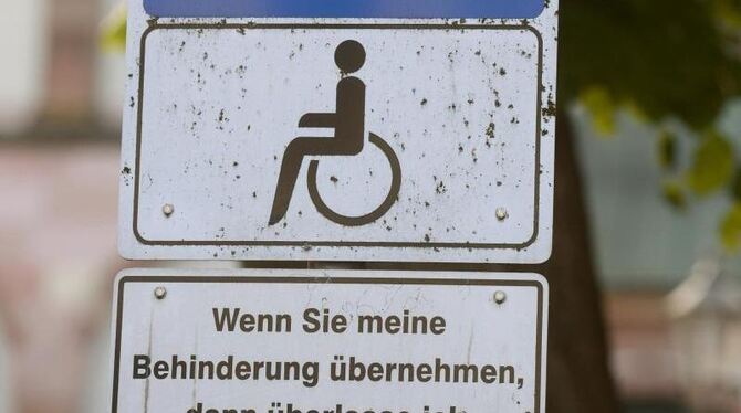 Wer sein Fahrzeug verbotenerweise auf einen Behindertenparkplatz abstellt, muss mit einem Bußgeld von 35 Euro und mit dem Abs