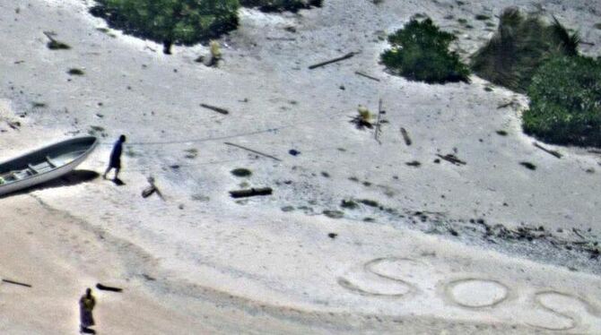 Hilferuf: Ein Flugzeug der US-Marine entdeckte das in den Sand geschriebene »SOS« der beiden Gestrandeten. Foto: US-Marine