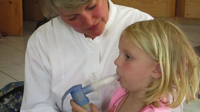 Barbara Räwer hilft einer kleinen Patientin beim richtigen Inhalieren. FOTO: PRIVAT