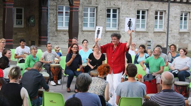 Und jetzt die Frauen: Ricarda Raabe, die Rhythmus-Meisterin, dirigiert das Trommel-Orchester vor dem Münsinger Rathaus. FOTO: MK