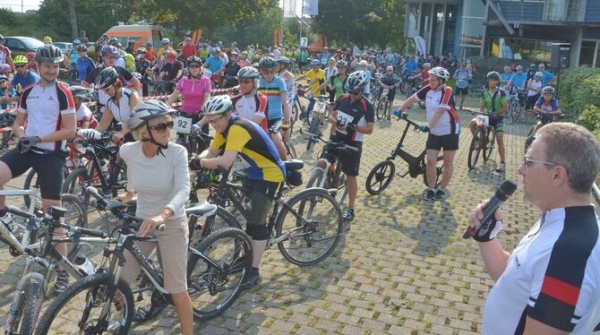 Datagroup-Vorstandsvorsitzender Max Schaber begrüßte die Schar der Radler und wünschte für den Bikers Day 2016 schöne Ausfahrten