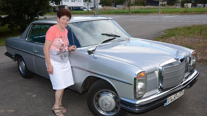 Eine reine Frauengeschichte: Brigitte Speth mit ihrem Mercedes 250/8 C aus dem Jahr 1972.