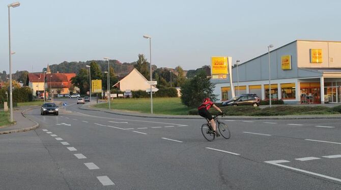 Am Supermarkt und am Friedhof: In Engstingen rollt der Verkehr auf der B 312 an zwei kritischen Kreuzungen vorbei.