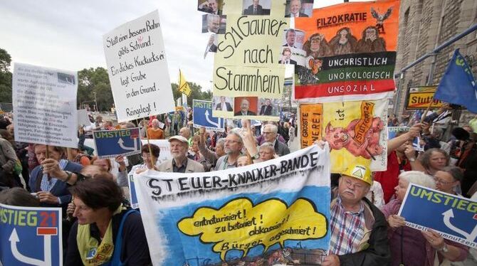 Sechs Jahre nach dem Baubeginn gibt es wegen des umstrittenen Bahnprojekt Stuttgart 21 wieder Proteste. Foto: Silas Stein