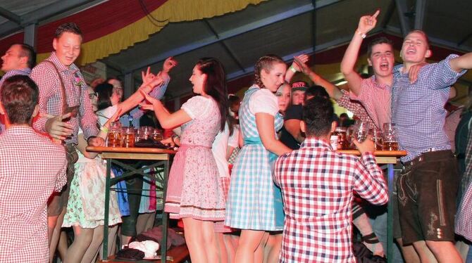 Hoch die Tische: Junge Leute feierten beim Dapfener Schlachtfest zünftig in Dirndl und Lederhosen.