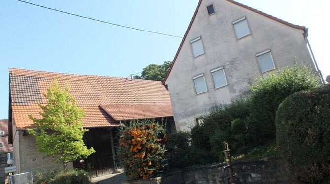 Ein Abriss-Antrag von privat für dieses Wohnhaus samt benachbarter Scheune  in Walddorf erregt die Gemüter. GEA-FOTO: KELLER