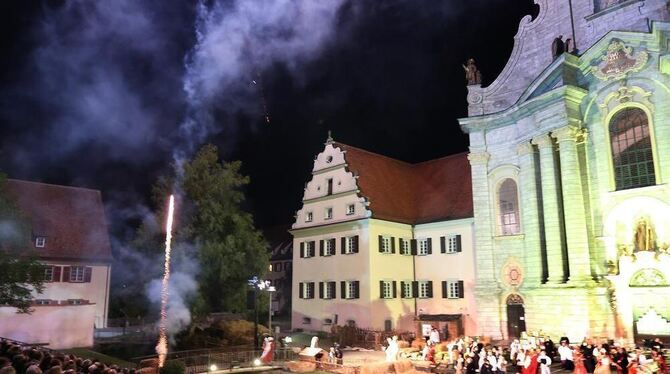 Historienspiel mit vielen Effekten aus der modernen Trickkiste: die Klosterfestspiele in Zwiefalten. FOTOS: WARNACK