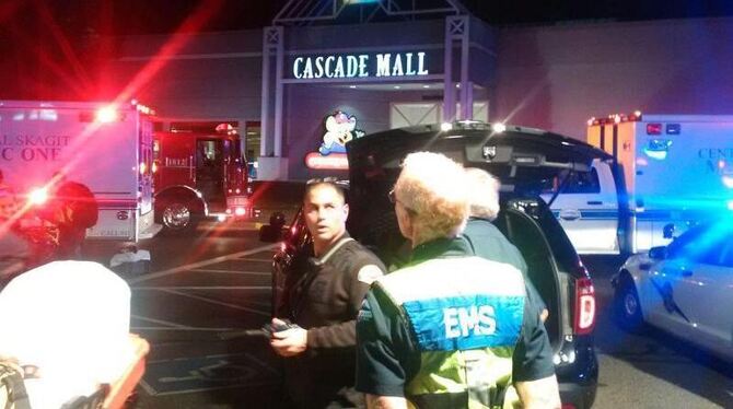 Polizisten am Tatort, der Cascade Mall in Burlington im Bundesstaat Washington. Foto: Sgt. Mark Francis/Washington State Patr