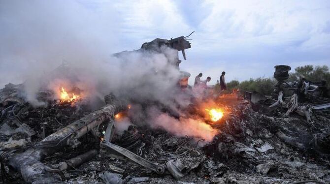Brennende Trümmer von Flug MH17 bei Donezk im Osten der Ukraine. Foto: Alyona Zykina/Archiv