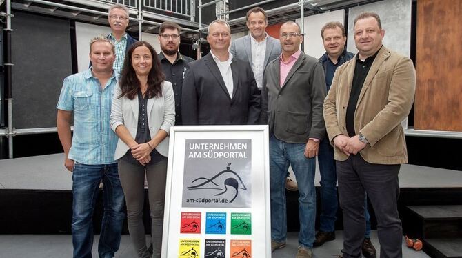 Einige der Firmenvertreter, die sich zum Verein »Unternehmen am Südportal« zusammenschließen (von links): Bernd Schmid (Taxis), Einige der Firmenvertreter, die sich zum Verein »Unternehmen am Südportal« zusammenschließen (von links): Bernd Schmid (Taxis),