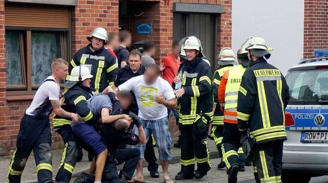 Drei Männer behindern in Bremervörde nach einem tödlichen Unfall die Arbeit der Rettungskräfte (Archivbild).