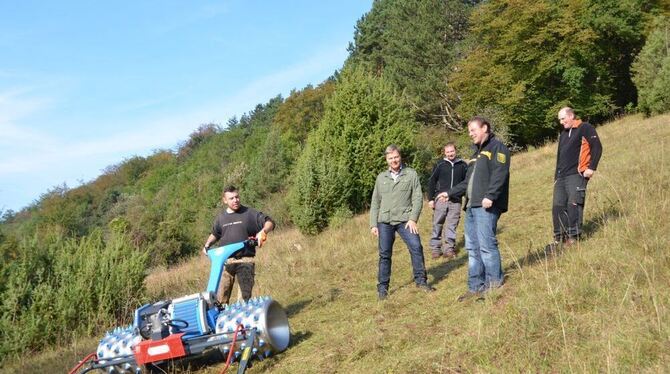 Sicher mähen am Hang: Zur Besichtung der neuen Maschine kam Bürgermeister Peter Nußbaum (zweiter von links). Rechts neben ihm Fo