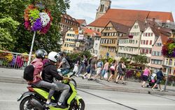 Rollerfahrer in Tübingen