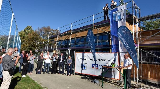 Halbzeit beim Bau der neuen TSV-Halle. Im Juni war Spatenstich, jetzt wurde Richtfest gefeiert.