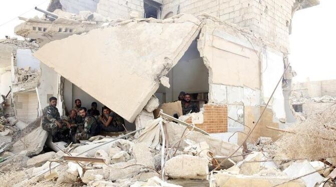 Totale Zerstörung: Syrische Soldaten in den Trümmern eines völlig verwüsteten Gebäudes. Foto: Youssef Badawi