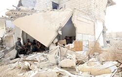 Totale Zerstörung: Syrische Soldaten in den Trümmern eines völlig verwüsteten Gebäudes. Foto: Youssef Badawi