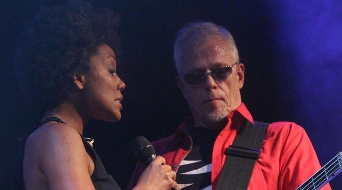 Soulige Stimme trifft funkigen Bass: Fola Dada und Hattler im franz.K. FOTO: JÜSP