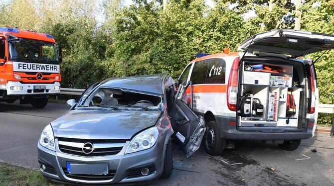 Der Fahrer des Opel wurde in seinem Fahrzeug eingeklemmt und musste von der Feuerwehr geborgen werden. FOTO: SANDER