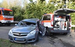 Der Fahrer des Opel wurde in seinem Fahrzeug eingeklemmt und musste von der Feuerwehr geborgen werden. FOTO: SANDER