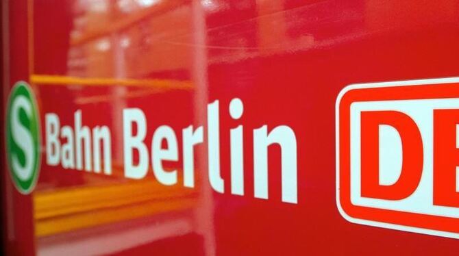 In Berlin sind zwei junge Männer von einer S-Bahn erfasst und getötet worden. Foto: Patrick Pleul