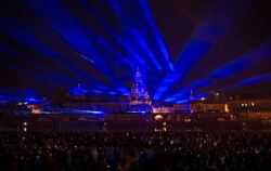 Eine Multimediashow mit Licht, Laser und Projektionen erhellte am Sonntag das Terrassenufer in Dresden. Foto: Arno Burgi
