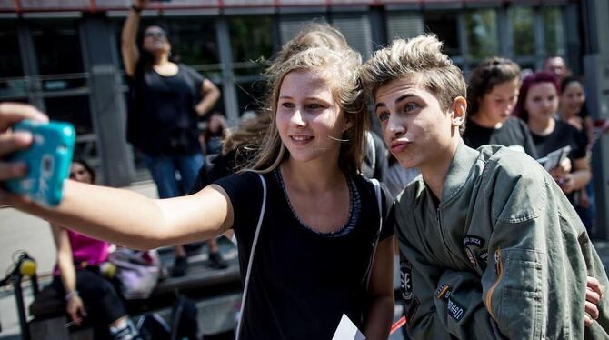 Youtuber Lukas Rieger posiert mit einem Fan (Archivbild).