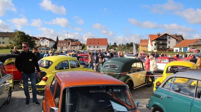 Tausende Zuschauer bestaunten die blitzenden Raritäten, viele mit liebevollen Details alter Zeit ausgerüstet.