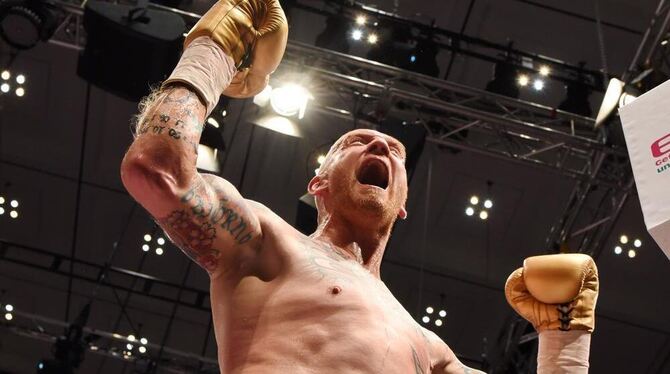 Unbändige Freude: Björn Blaschke feiert den Sieg in seinem 22. und letzten Profikampf gegen Marko Angermann. Unbändige Freude: Björn Blaschke feiert den Sieg in seinem 22. und letzten Profikampf gegen Marko Angermann.