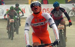 Simon Laib fährt als Erster vor dem Münsinger Uwe Hardter ins Ziel.