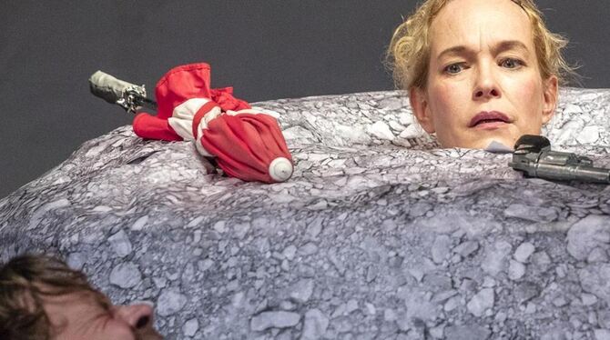 Martin Bringmann als Willie, Sabine Weithöner als Winnie. FOTO: LTT/TOBIAS METZ