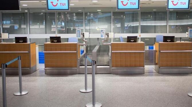 Menschenleere Check-In-Schalter von Tuifly am Flughafen in Hannover. Foto: Julian Stratenschulte
