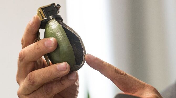 Ein Modell der Handgranate M52 aus dem ehemaligen Jugoslawien wird in Villingen-Schwenningen während einer Pressekonferenz gezei