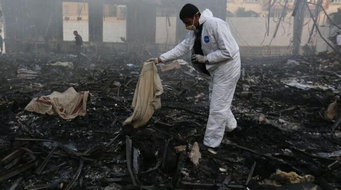 Forensiker inspizieren den Ort des Bombenangriffs in Sanaa. Foto: Yahya Arhab