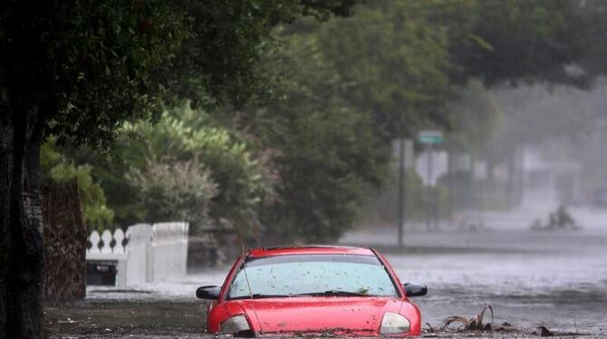 Ein Auto steht in St. Augustine, Florida, auf einer überfluteten Straße. Foto: Douglas R. Clifford/ZUMA/dpa