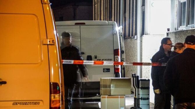 Polizeibeamte in Esslingen vor dem überfallenen Transporter. Foto: SDMG/dpa