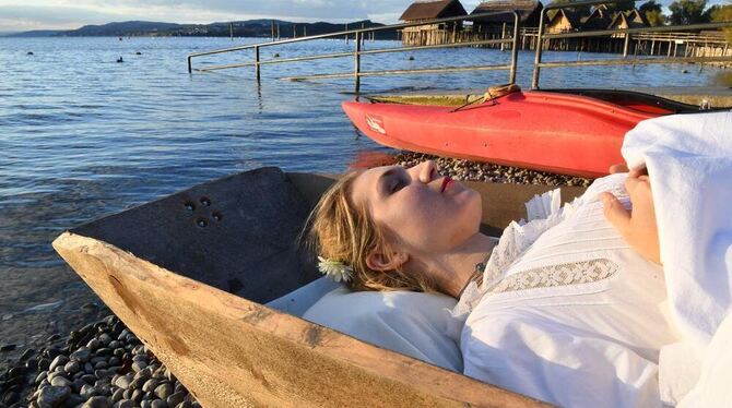 Schauspielerin Larissa von Kleist liegt beim Pfahlbaumuseum in Unteruhldingen am Bodensee für die Vorabendserie »Wapo Bodensee« Schauspielerin Larissa von Kleist liegt beim Pfahlbaumuseum in Unteruhldingen am Bodensee für die Vorabendserie »Wapo Bodensee«