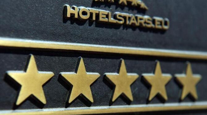 Messingschild mit den Sternen des Deutschen Hotel- und Gaststättenverbandes (Dehoga). Viele Hotels schmücken sich mit abgelau