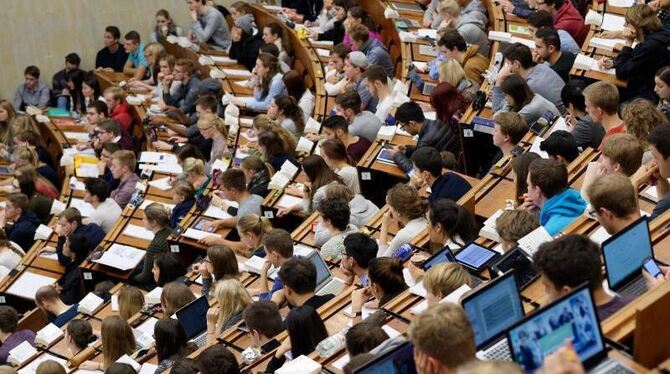 Derzeit studieren in Deutschland rund 2,8 Millionen Menschen, so viele wie nie zuvor - Tendenz weiter steigend. Foto: Swen Pf
