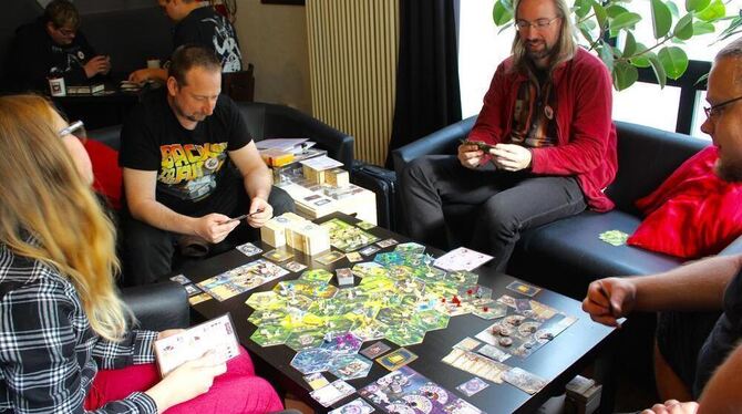 Wer hat die beste Strategie? Bei der »ReuCon« wurde viele Stunden gespielt. Im Haus der Jugend gibt’s übrigens jeden Mittwoch ab Wer hat die beste Strategie? Bei der »ReuCon« wurde viele Stunden gespielt. Im Haus der Jugend gibt’s übrigens jeden Mittwoch ab