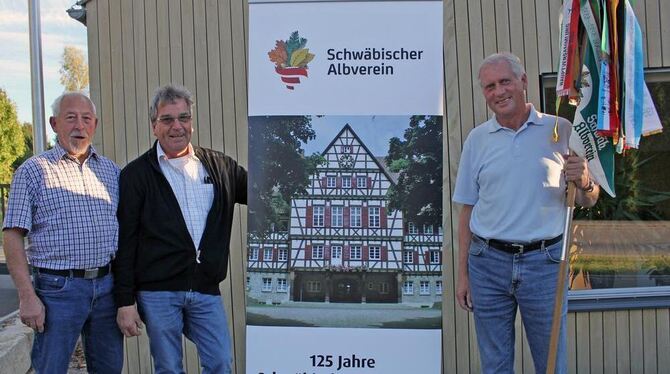 Gauobmann Werner Schrade, Gerhard Lamparter von der Ortsgruppe Münsingen und Alfred Heideker von der Ortsgruppe Buttenhausen (vo