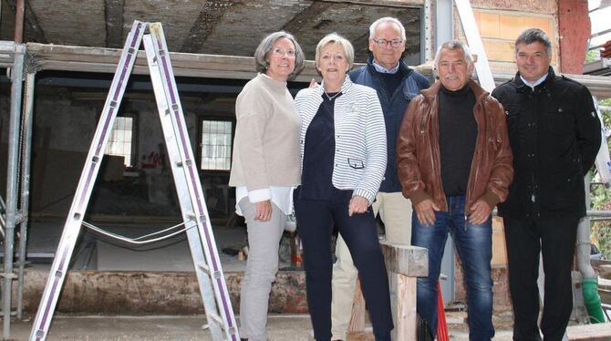 Der Rohbau ist abgeschlossen. Petra Roth, Heidrun Wermter, Leonhard Hasting, Hans Müller und Egon Betz (von links) stehen an der