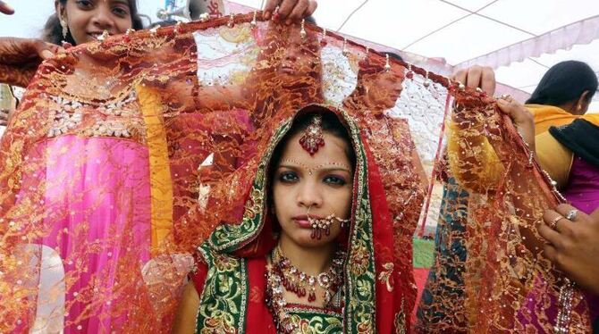Eine junge Braut nimmt im indischen Bhopal an einer Massenheirat teil. Immer mehr Mädchen werden bereits im Kindesalter verhe