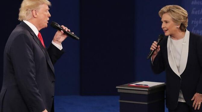 Es sieht nur so aus, als würden Hillary Clinton und Donald Trump gemeinsam singen. Foto: