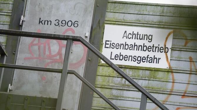 Ein Schild mit der Aufschrift »Achtung Eisenbahnbetrieb Lebensgefahr« hängt nahe der Unglücksstelle in Hannover. Foto: Sebast